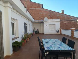 Casa adossada a Els Monjos. Magnifica casa con negocio en planta baja en el centro de la pob