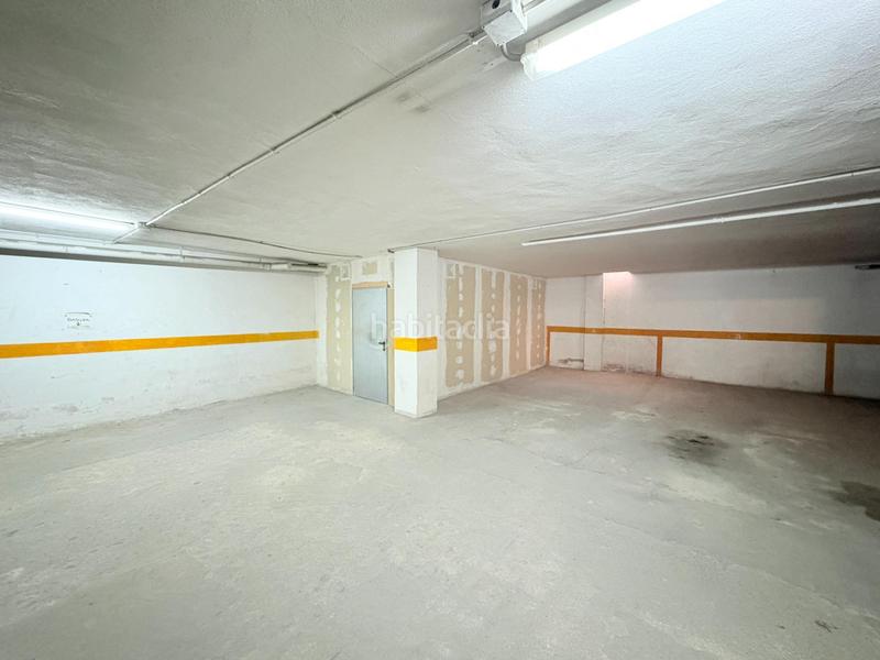 Foto cf8a2244-e5a7-41b1-99df-a7f1019e0507. Aparcament cotxe a calle calle del maestro serrano a Canals