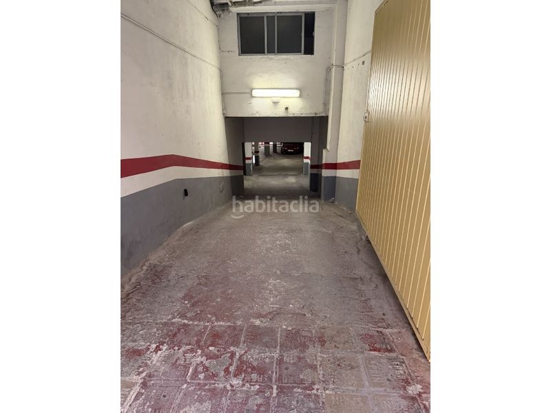 Foto b7464380-5736-4b87-8322-9deadb1b6a56. Autoparkplatz in calle del maestro serrano in Canals