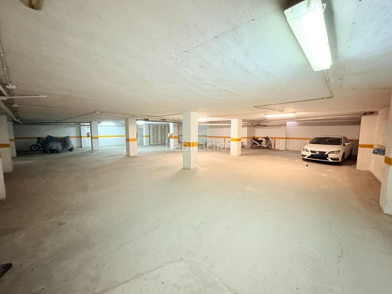 Foto f0c72a06-0d4b-4762-b52b-a56995de0179. Autoparkplatz in calle del maestro serrano in Canals