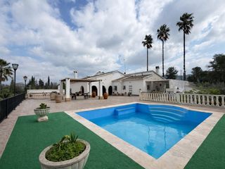 House  Urbanizacion redonda, la. Exclusiva villa con dos residencias independientes, jardines con