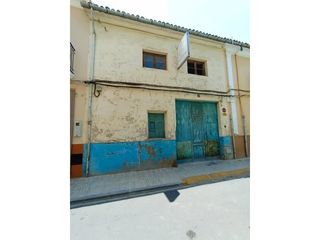 Casa en Canals. Amplia casa para reformar en el corazón de canals.