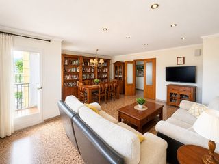 Pis a Canals. Exclusiva vivienda con ascensor, balcón y elegante mobiliario de