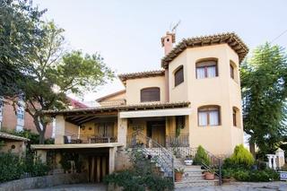 Xalet en Canals. Exclusivo chalet con terraza, garaje y jardn privado en canals.