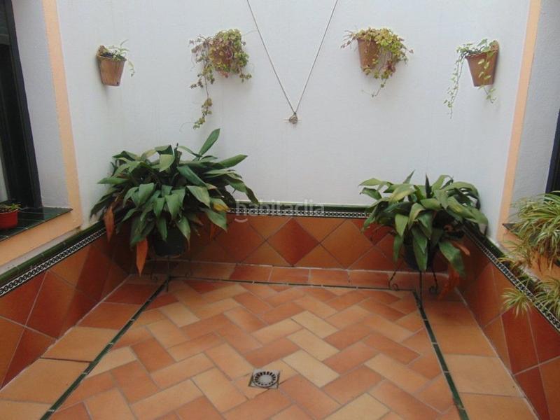 Foto a5886a58-3a5f-445b-a426-bc67f57bcb1d. Casa magnifica casa de lujo situada en la zona más demandada del pueblo. consta de 230 metros cuadrados que se distribuye en cuatro ha en Lora del Río