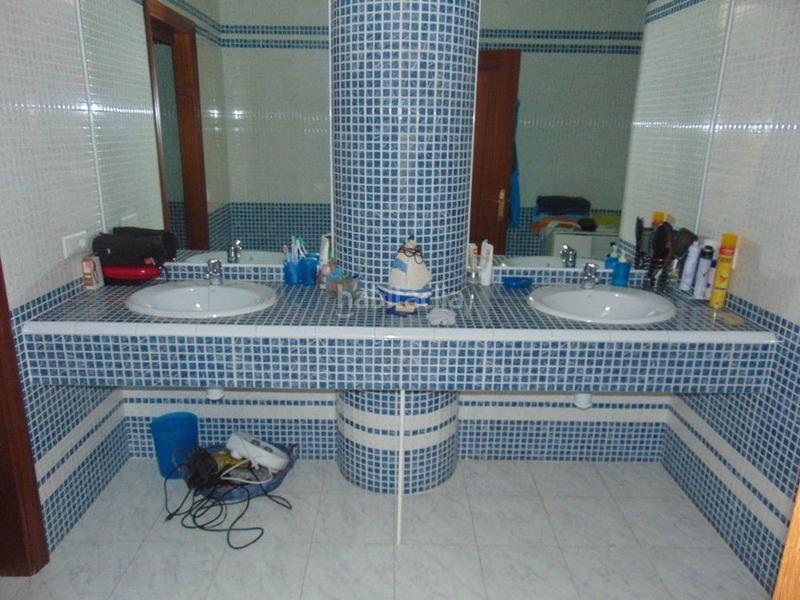 Foto d09e3e08-f61b-4a56-aa7d-df3c358468a2. Casa magnifica casa de lujo situada en la zona más demandada del pueblo. consta de 230 metros cuadrados que se distribuye en cuatro ha en Lora del Río