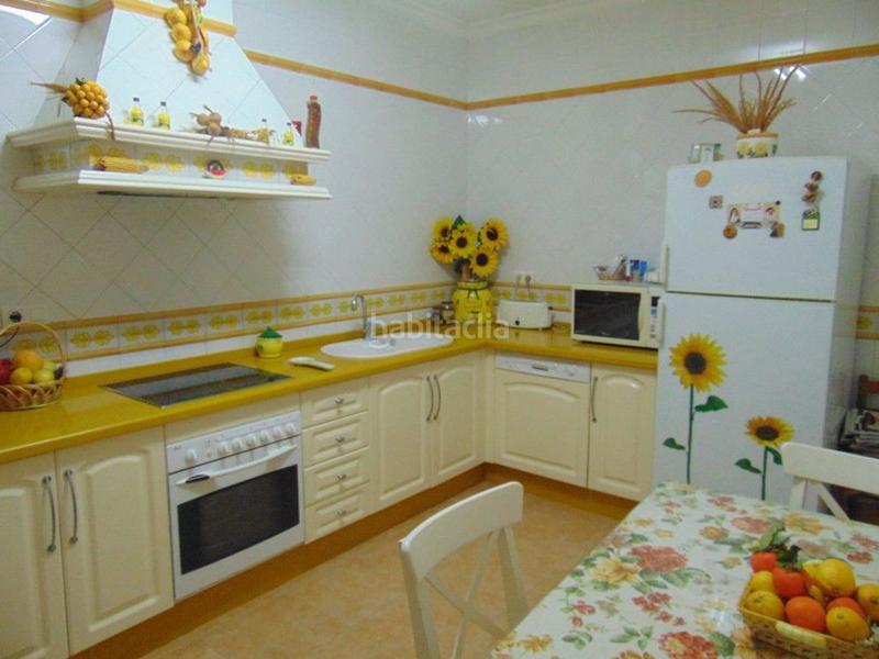 Foto e517e784-56b0-45a9-8eeb-d135215cdc8c. Casa magnifica casa de lujo situada en la zona más demandada del pueblo. consta de 230 metros cuadrados que se distribuye en cuatro ha en Lora del Río