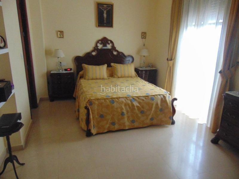 Foto f50140c7-8c39-47fb-816b-37ab5080bd89. Casa magnifica casa de lujo situada en la zona más demandada del pueblo. consta de 230 metros cuadrados que se distribuye en cuatro ha en Lora del Río