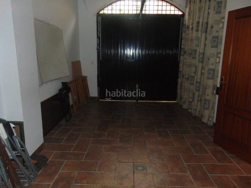 Foto faff0984-b45a-4be5-ace5-bf21e0999840. Casa magnifica casa de lujo situada en la zona más demandada del pueblo. consta de 230 metros cuadrados que se distribuye en cuatro ha en Lora del Río
