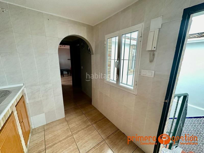 Foto 3fa8d8b3-f3b7-4f70-b472-7c67d7edd368. Piso  independiente de 125 metros cuadrados distribuidos en 4 dormitorios, dos baños, dos cocinas, amplio salón, lavadero y azotea. en Lora del Río