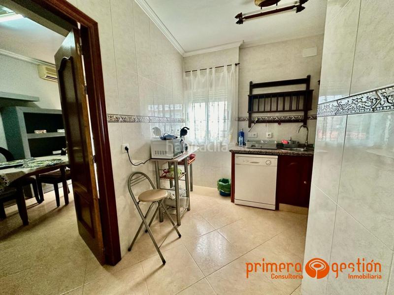 Foto 74f77b0b-cf88-4613-ad50-b91fc1859f26. Piso  independiente de 125 metros cuadrados distribuidos en 4 dormitorios, dos baños, dos cocinas, amplio salón, lavadero y azotea. en Lora del Río