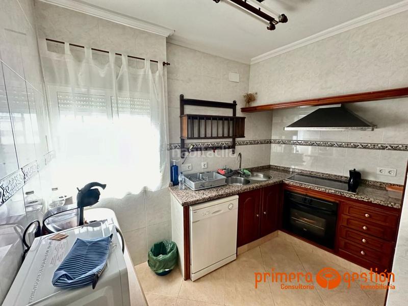Foto 82a33e91-0c51-4de1-b10b-a72af7cdb762. Piso  independiente de 125 metros cuadrados distribuidos en 4 dormitorios, dos baños, dos cocinas, amplio salón, lavadero y azotea. en Lora del Río