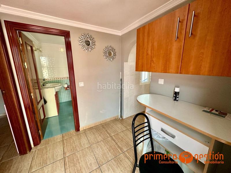 Foto 9472c0a0-7e79-479a-9d3c-571a3c6b921c. Piso  independiente de 125 metros cuadrados distribuidos en 4 dormitorios, dos baños, dos cocinas, amplio salón, lavadero y azotea. en Lora del Río