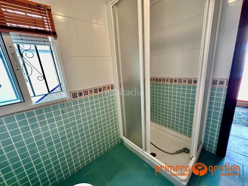 Foto a171d8a5-0792-4de3-a602-02a1567fa35b. Piso  independiente de 125 metros cuadrados distribuidos en 4 dormitorios, dos baños, dos cocinas, amplio salón, lavadero y azotea. en Lora del Río