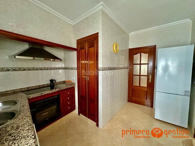 Foto afd7f23c-04a0-45a3-b347-84358a825d48. Piso  independiente de 125 metros cuadrados distribuidos en 4 dormitorios, dos baños, dos cocinas, amplio salón, lavadero y azotea. en Lora del Río