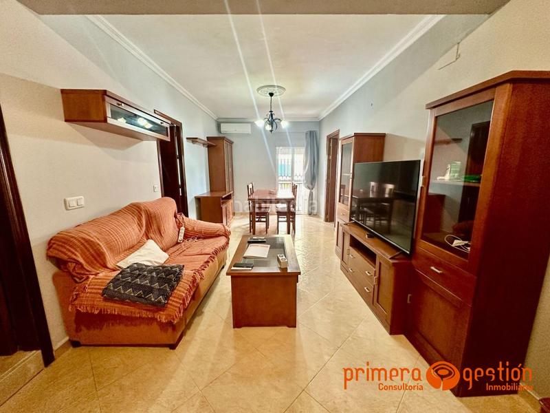 Foto b9340e73-4470-4a20-956f-75fd4b659346. Piso  independiente de 125 metros cuadrados distribuidos en 4 dormitorios, dos baños, dos cocinas, amplio salón, lavadero y azotea. en Lora del Río