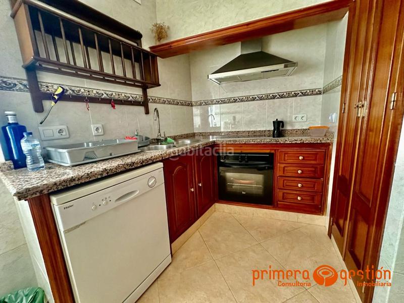 Foto c6688555-bb43-428e-8b73-c4c57da4e30b. Piso  independiente de 125 metros cuadrados distribuidos en 4 dormitorios, dos baños, dos cocinas, amplio salón, lavadero y azotea. en Lora del Río