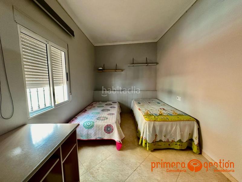Foto d175ed36-9156-4a02-a56b-3689f69130b0. Piso  independiente de 125 metros cuadrados distribuidos en 4 dormitorios, dos baños, dos cocinas, amplio salón, lavadero y azotea. en Lora del Río