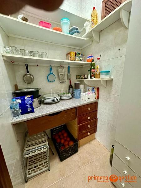 Foto d2fae3e0-d3d7-45cd-ad98-7c5f435fa302. Piso  independiente de 125 metros cuadrados distribuidos en 4 dormitorios, dos baños, dos cocinas, amplio salón, lavadero y azotea. en Lora del Río