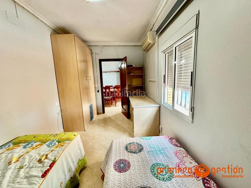 Foto e2d6ea1c-5d87-4087-881f-d1243f9570dc. Piso  independiente de 125 metros cuadrados distribuidos en 4 dormitorios, dos baños, dos cocinas, amplio salón, lavadero y azotea. en Lora del Río