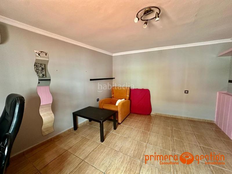 Foto e3eae43a-86ce-4950-a3ae-24590d3851fa. Piso  independiente de 125 metros cuadrados distribuidos en 4 dormitorios, dos baños, dos cocinas, amplio salón, lavadero y azotea. en Lora del Río