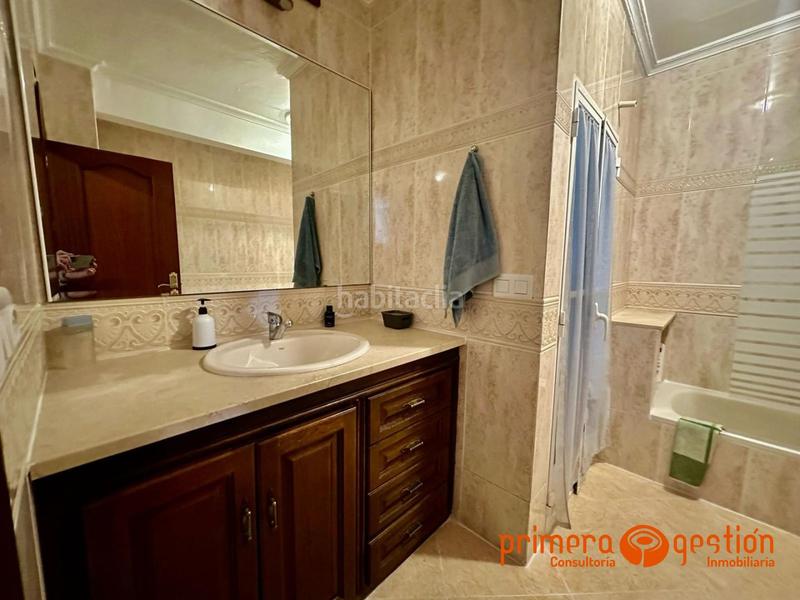 Foto e6a20374-1ac0-40e4-8c86-ea4c99d6f8df. Piso  independiente de 125 metros cuadrados distribuidos en 4 dormitorios, dos baños, dos cocinas, amplio salón, lavadero y azotea. en Lora del Río
