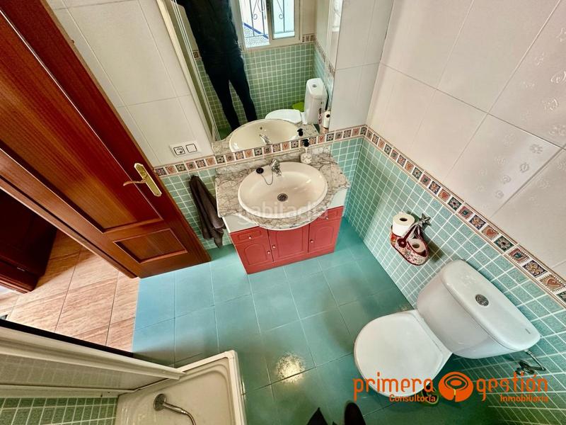 Foto ed27245d-cd85-4c2c-810b-338d7d689d95. Piso  independiente de 125 metros cuadrados distribuidos en 4 dormitorios, dos baños, dos cocinas, amplio salón, lavadero y azotea. en Lora del Río