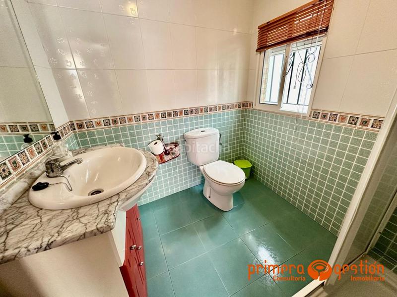 Foto fe3b3eaf-e796-4372-a677-e0d0ebfd0ccd. Piso  independiente de 125 metros cuadrados distribuidos en 4 dormitorios, dos baños, dos cocinas, amplio salón, lavadero y azotea. en Lora del Río