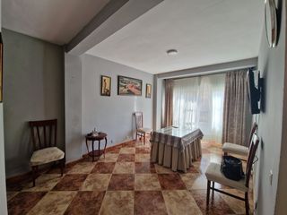 Etagenwohnung in Lora del Río. Piso en buena zona del pueblo consta de 80 metros cuadrados dist
