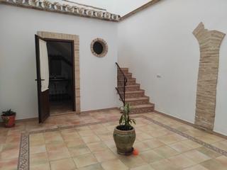 Casa a Carmona. Magnifica casa de buenas calidades en pleno corazón del casco an