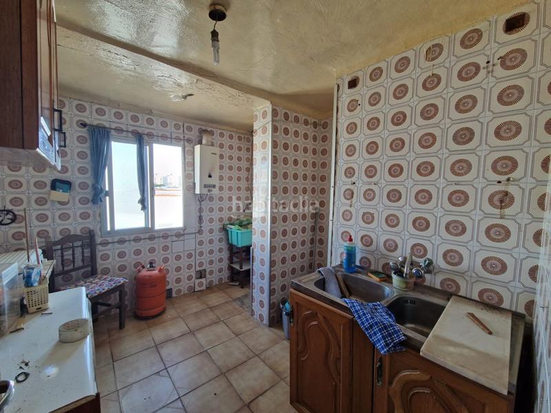 Foto d7581de4-8adc-45c1-bc2b-07d03aaa5e2a. Piso magnifico piso en lora del rio consta de 47 metros cuadrados distribuidos en salón, cocina, baño y dos habitaciones. el estado del en Lora del Río