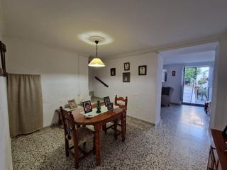Casa a Lora del Río. Magnifica casa de 187 metros cuadrados en buena zona de lora del