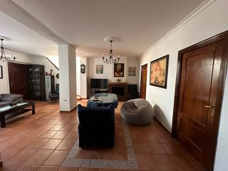 Casa a Lora del Río. Casa en buena zona del pueblo, consta de 365 metros cuadrados di