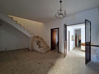 Casa a Lora del Río. Casa de 237 metros cuadrados, distribuido en amplio salón, seis