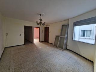 Piso en Lora del Río. Piso en pleno centro de lora del rio, el inmueble es ideal para