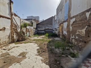 Terreny residencial a Lora del Río. Solar en  buena zona del pueblo, el inmueble es un solar rectang