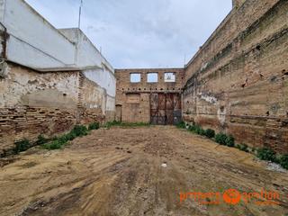 Terreny residencial a Lora del Río. Solar en buena zona del pueblo, el inmueble es un solar rectangu