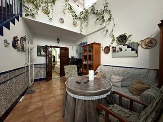 Casa a Lora del Río. Magnifica casa en pleno centro de lora del rio. consta de 121 me