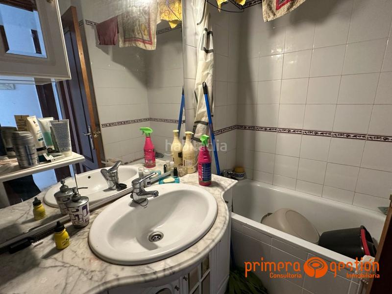 Foto f96a0a3a-2dde-49b1-bfd4-9a6f6710a436. Piso magnifico piso en segunda planta en buena zona de lora del rio. el inmueble consta de 85 metros útiles de vivienda, distribuido en en Lora del Río