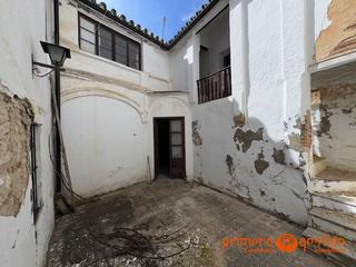 Maison à Carmona. Amplia casa en la zona del casco antiguo de carmona, tan sólo un