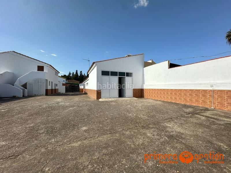 Foto 13b9ae25-d68f-4ffa-854a-2a3a6863e633. Casa  de 600 metros cuadrados en el priorato. el inmueble consta de vivienda principal distribuida en amplio salón comedor con chim en Lora del Río