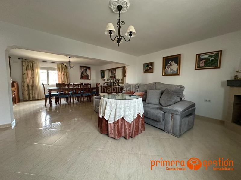 Foto 1d8f5b13-4dcf-4988-8013-c5c54ff21866. Casa  de 600 metros cuadrados en el priorato. el inmueble consta de vivienda principal distribuida en amplio salón comedor con chim en Lora del Río