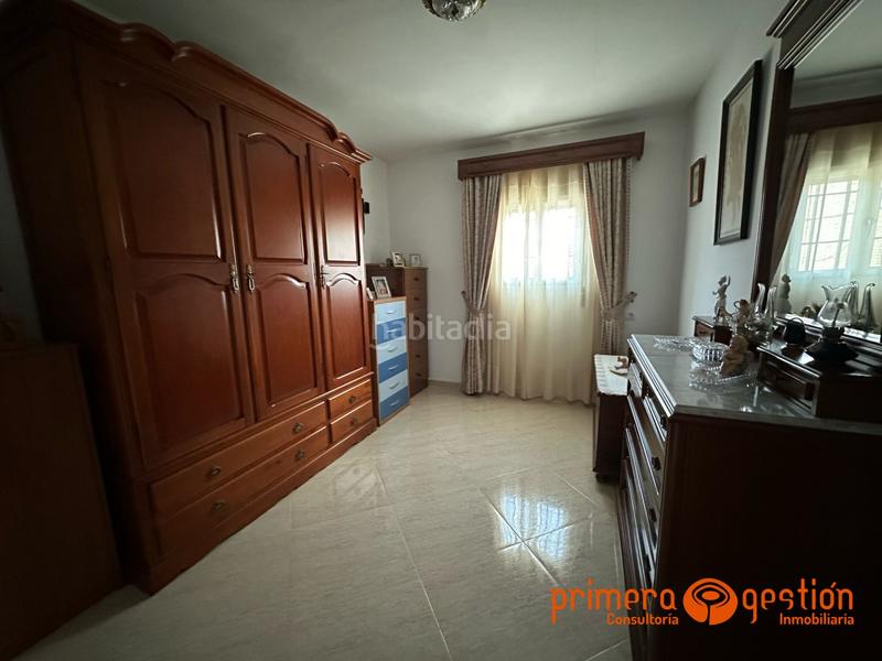 Foto 21d6e3b2-82ef-4f57-ac5b-45d682406c37. Casa  de 600 metros cuadrados en el priorato. el inmueble consta de vivienda principal distribuida en amplio salón comedor con chim en Lora del Río