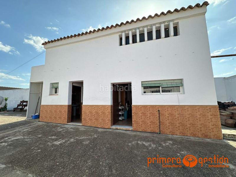 Foto 3cb5d9f2-ac53-4608-bbe5-ad114a23f12c. Casa  de 600 metros cuadrados en el priorato. el inmueble consta de vivienda principal distribuida en amplio salón comedor con chim en Lora del Río