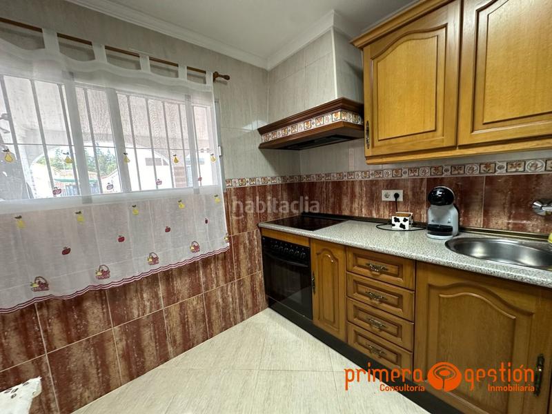 Foto 452b9d50-0223-45f0-93e3-05222bcec9e5. Casa  de 600 metros cuadrados en el priorato. el inmueble consta de vivienda principal distribuida en amplio salón comedor con chim en Lora del Río