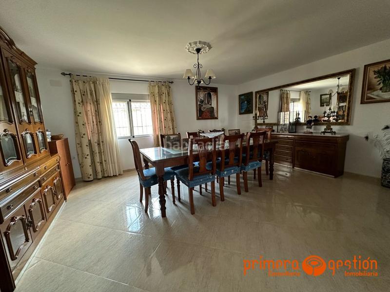 Foto 5a86d734-4daf-4406-a44a-cf00d1a14a3a. Casa  de 600 metros cuadrados en el priorato. el inmueble consta de vivienda principal distribuida en amplio salón comedor con chim en Lora del Río