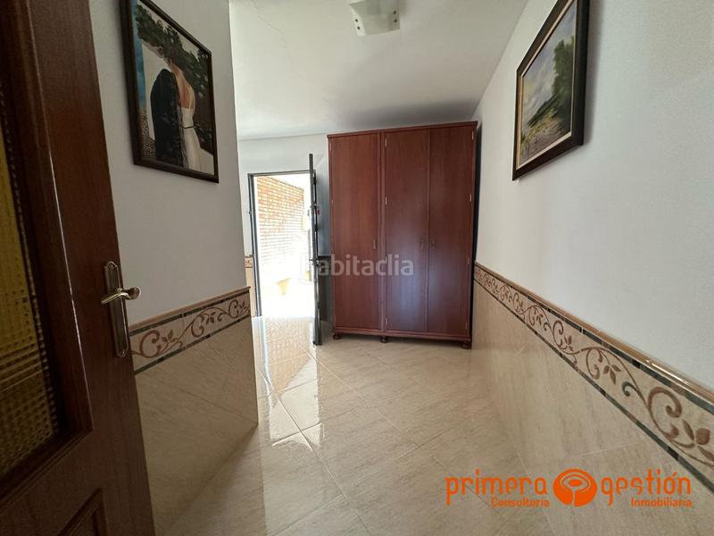 Foto 77c88eec-b036-460b-89ac-222b4c3685c4. Casa  de 600 metros cuadrados en el priorato. el inmueble consta de vivienda principal distribuida en amplio salón comedor con chim en Lora del Río
