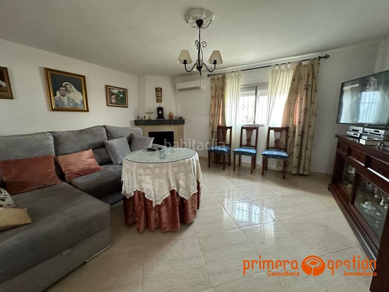 Foto 92ea39ad-83e8-4018-880d-f64b107c3451. Casa  de 600 metros cuadrados en el priorato. el inmueble consta de vivienda principal distribuida en amplio salón comedor con chim en Lora del Río