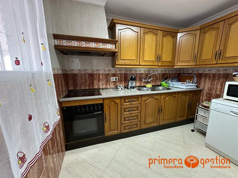 Foto a1c74cd9-4882-418b-b867-e3b3e7286dd6. Casa  de 600 metros cuadrados en el priorato. el inmueble consta de vivienda principal distribuida en amplio salón comedor con chim en Lora del Río
