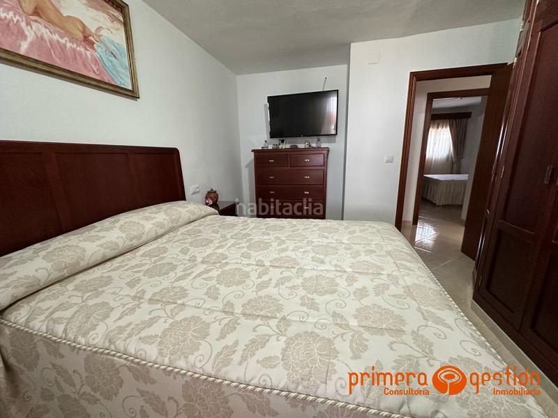 Foto b8974a25-02e5-435f-bd71-8f0c9b48588a. Casa  de 600 metros cuadrados en el priorato. el inmueble consta de vivienda principal distribuida en amplio salón comedor con chim en Lora del Río